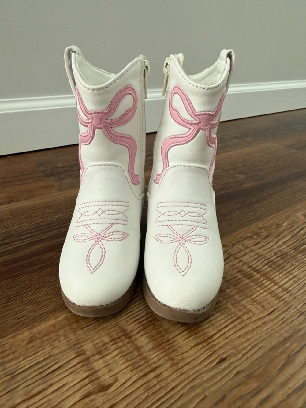 Toddler Girls White and Pink Bow Faux Leather Cowboy Boots - size 5 - Picture 2 of 5
